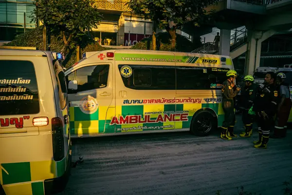 Bangkok, Tayland, 29 Mart 2025. Bangkok 'taki depremden sonra çöken bir binanın inşaat halindeki binasında ambulanslar bulunuyor. Birçok kurban hala enkaz altında..