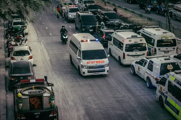 Bangkok, Tayland, 29 Mart 2025. Bangkok 'taki depremden sonra çöken bir binanın inşaat halindeki binasında ambulanslar bulunuyor. Birçok kurban hala enkaz altında..