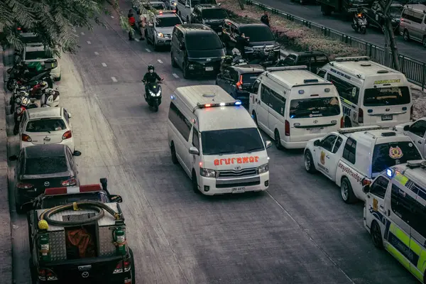 Bangkok, Tayland, 29 Mart 2025. Bangkok 'taki depremden sonra çöken bir binanın inşaat halindeki binasında ambulanslar bulunuyor. Birçok kurban hala enkaz altında..