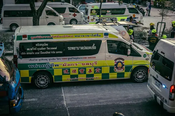 Bangkok, Tayland, 29 Mart 2025. Bangkok 'taki depremden sonra çöken bir binanın inşaat halindeki binasında ambulanslar bulunuyor. Birçok kurban hala enkaz altında..
