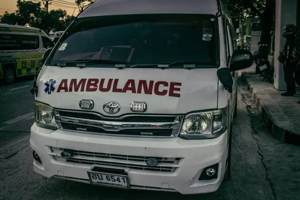 Bangkok, Tayland, 29 Mart 2025. Bangkok 'taki depremden sonra çöken bir binanın inşaat halindeki binasında ambulanslar bulunuyor. Birçok kurban hala enkaz altında..