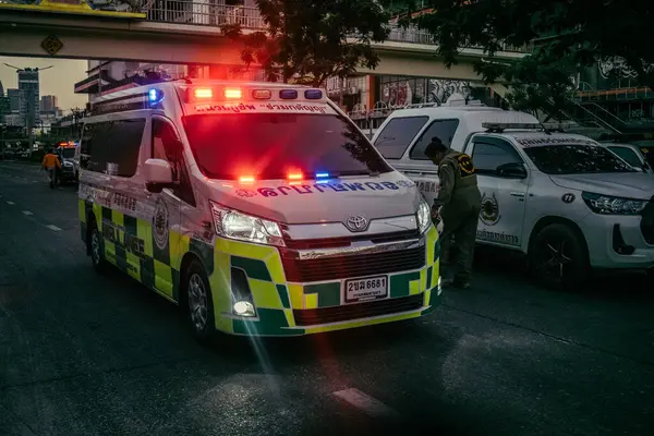 Bangkok, Tayland, 29 Mart 2025. Bangkok 'taki depremden sonra çöken bir binanın inşaat halindeki binasında ambulanslar bulunuyor. Birçok kurban hala enkaz altında..