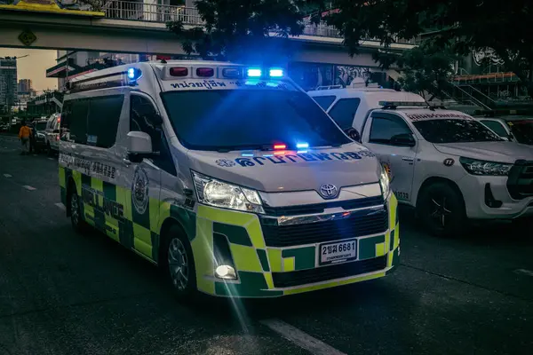 Bangkok, Tayland, 29 Mart 2025. Bangkok 'taki depremden sonra çöken bir binanın inşaat halindeki binasında ambulanslar bulunuyor. Birçok kurban hala enkaz altında..