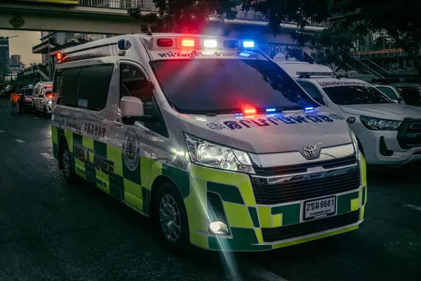 Bangkok, Tayland, 29 Mart 2025. Bangkok 'taki depremden sonra çöken bir binanın inşaat halindeki binasında ambulanslar bulunuyor. Birçok kurban hala enkaz altında..