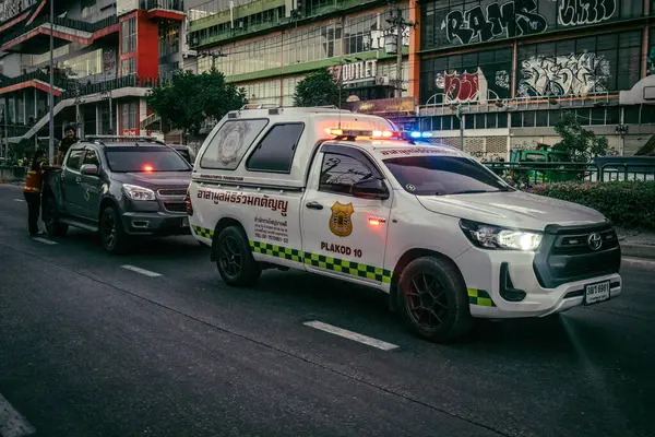 Bangkok, Tayland, 29 Mart 2025. Bangkok 'taki depremden sonra çöken bir binanın inşaat halindeki binasında ambulanslar bulunuyor. Birçok kurban hala enkaz altında..
