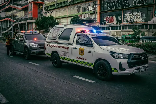 Bangkok, Tayland, 29 Mart 2025. Bangkok 'taki depremden sonra çöken bir binanın inşaat halindeki binasında ambulanslar bulunuyor. Birçok kurban hala enkaz altında..