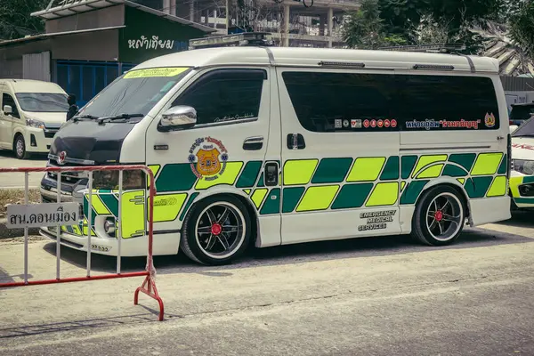 Bangkok, Tayland, 29 Mart 2025. Bangkok 'taki depremden sonra çöken bir binanın inşaat halindeki binasında ambulanslar bulunuyor. Birçok kurban hala enkaz altında..
