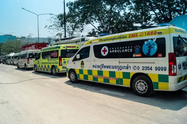Bangkok, Tayland, 29 Mart 2025. Bangkok 'taki depremden sonra çöken bir binanın inşaat halindeki binasında ambulanslar bulunuyor. Birçok kurban hala enkaz altında..
