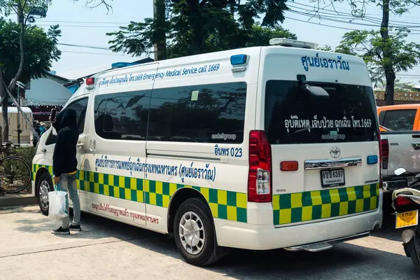 Bangkok, Tayland, 29 Mart 2025. Bangkok 'taki depremden sonra çöken bir binanın inşaat halindeki binasında ambulanslar bulunuyor. Birçok kurban hala enkaz altında..