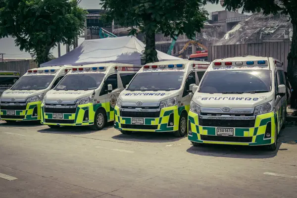 Bangkok, Tayland, 29 Mart 2025. Bangkok 'taki depremden sonra çöken bir binanın inşaat halindeki binasında ambulanslar bulunuyor. Birçok kurban hala enkaz altında..