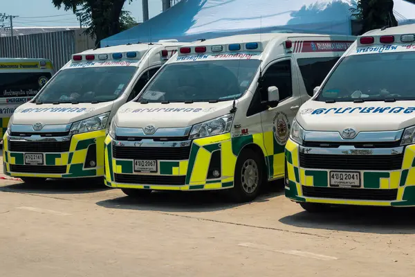 Bangkok, Tayland, 29 Mart 2025. Bangkok 'taki depremden sonra çöken bir binanın inşaat halindeki binasında ambulanslar bulunuyor. Birçok kurban hala enkaz altında..