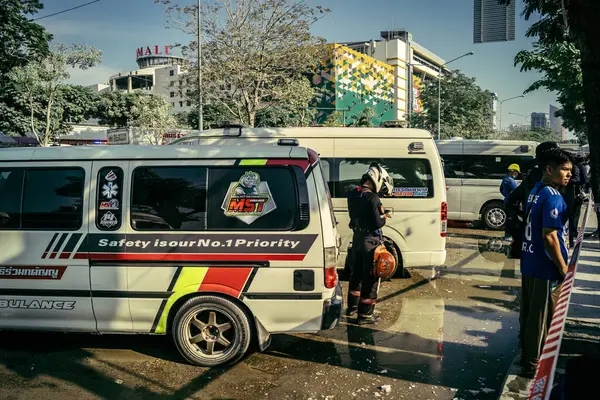 Bangkok, Tayland, 29 Mart 2025. Bangkok 'taki depremden sonra çöken bir binanın inşaat halindeki binasında ambulanslar bulunuyor. Birçok kurban hala enkaz altında..
