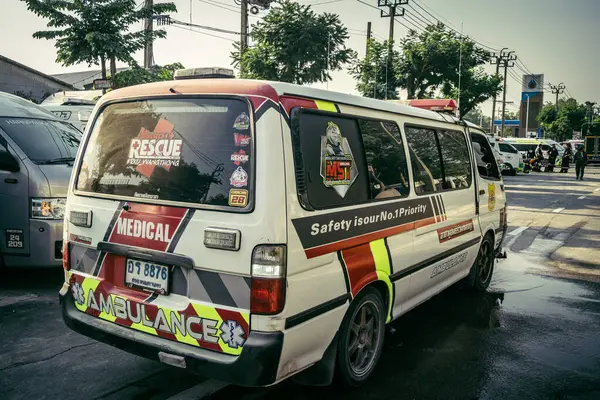 Bangkok, Tayland, 29 Mart 2025. Bangkok 'taki depremden sonra çöken bir binanın inşaat halindeki binasında ambulanslar bulunuyor. Birçok kurban hala enkaz altında..