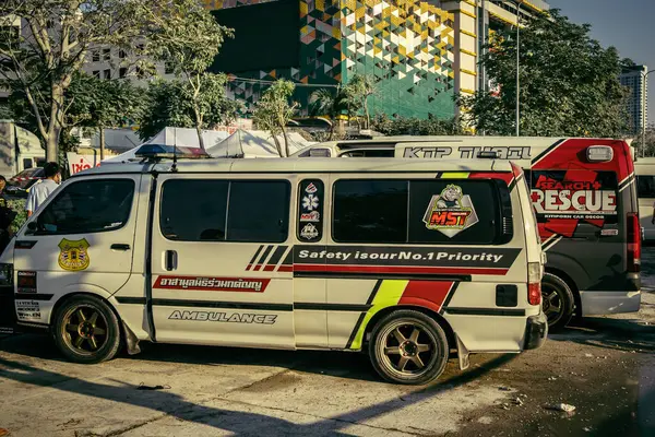 Bangkok, Tayland, 29 Mart 2025. Bangkok 'taki depremden sonra çöken bir binanın inşaat halindeki binasında ambulanslar bulunuyor. Birçok kurban hala enkaz altında..