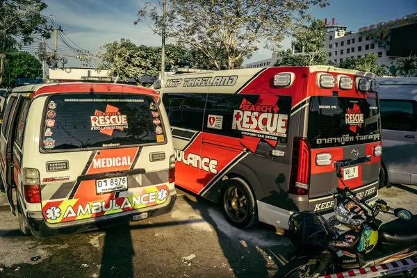 Bangkok, Tayland, 29 Mart 2025. Bangkok 'taki depremden sonra çöken bir binanın inşaat halindeki binasında ambulanslar bulunuyor. Birçok kurban hala enkaz altında..