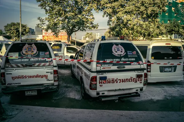 Bangkok, Tayland, 29 Mart 2025. Bangkok 'taki depremden sonra çöken bir binanın inşaat halindeki binasında ambulanslar bulunuyor. Birçok kurban hala enkaz altında..