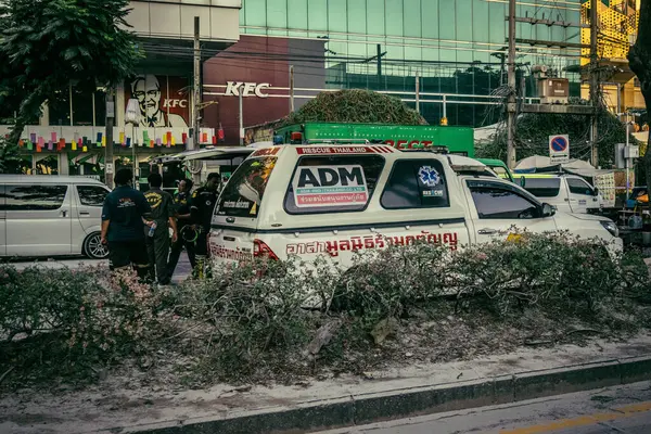 Bangkok, Tayland, 29 Mart 2025. Bangkok 'taki depremden sonra çöken bir binanın inşaat halindeki binasında ambulanslar bulunuyor. Birçok kurban hala enkaz altında..