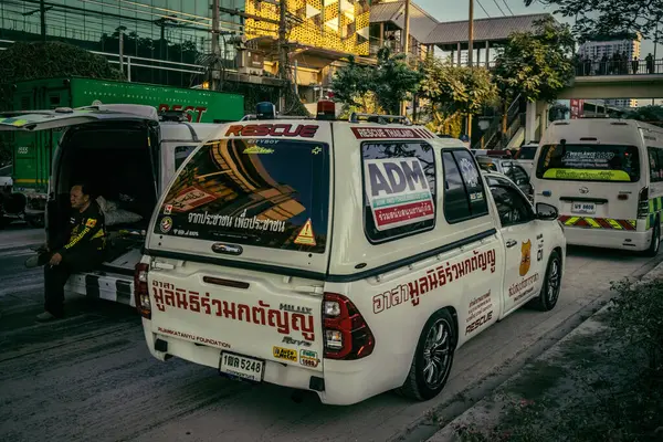 Bangkok, Tayland, 29 Mart 2025. Bangkok 'taki depremden sonra çöken bir binanın inşaat halindeki binasında ambulanslar bulunuyor. Birçok kurban hala enkaz altında..