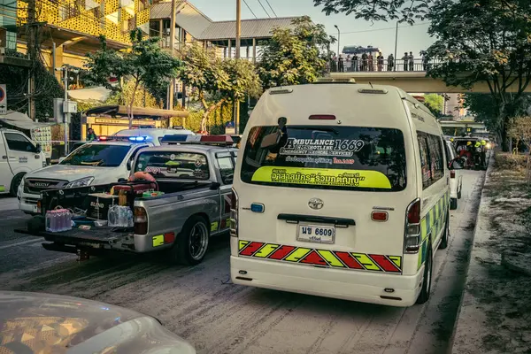 Bangkok, Tayland, 29 Mart 2025. Bangkok 'taki depremden sonra çöken bir binanın inşaat halindeki binasında ambulanslar bulunuyor. Birçok kurban hala enkaz altında..