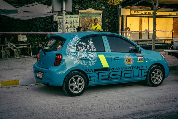 Bangkok, Tayland, 29 Mart 2025. Bangkok 'taki depremden sonra çöken bir binanın inşaat halindeki binasında ambulanslar bulunuyor. Birçok kurban hala enkaz altında..