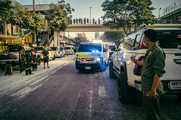 Bangkok, Tayland, 29 Mart 2025. Bangkok 'taki depremden sonra çöken bir binanın inşaat halindeki binasında ambulanslar bulunuyor. Birçok kurban hala enkaz altında..