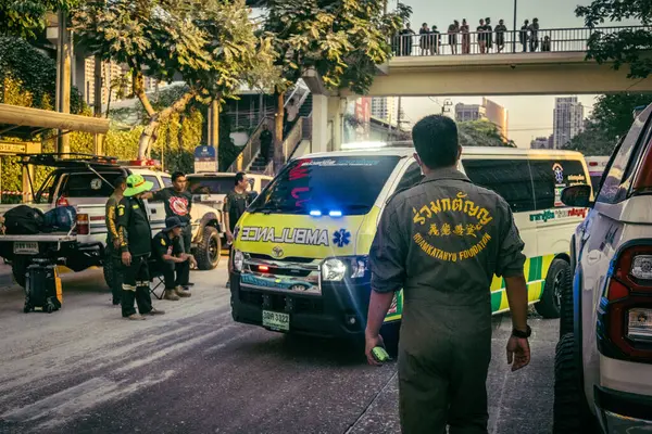 Bangkok, Tayland, 29 Mart 2025. Bangkok 'taki depremden sonra çöken bir binanın inşaat halindeki binasında ambulanslar bulunuyor. Birçok kurban hala enkaz altında..