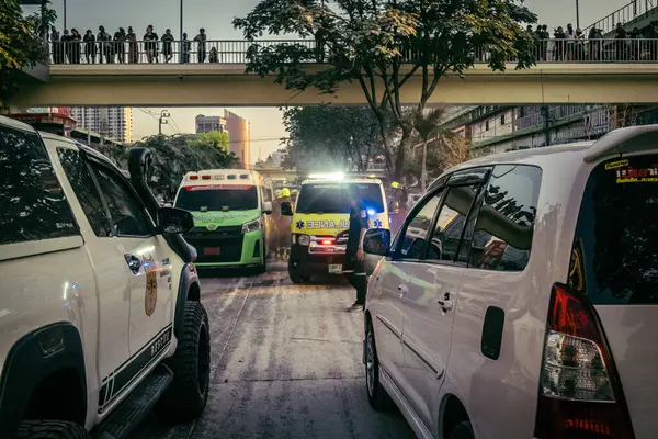 Bangkok, Tayland, 29 Mart 2025. Bangkok 'taki depremden sonra çöken bir binanın inşaat halindeki binasında ambulanslar bulunuyor. Birçok kurban hala enkaz altında..