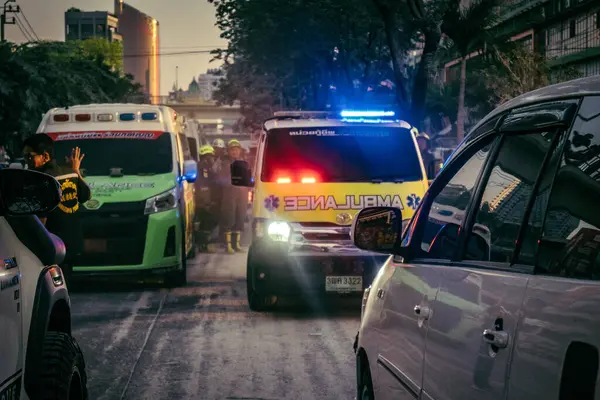 Bangkok, Tayland, 29 Mart 2025. Bangkok 'taki depremden sonra çöken bir binanın inşaat halindeki binasında ambulanslar bulunuyor. Birçok kurban hala enkaz altında..