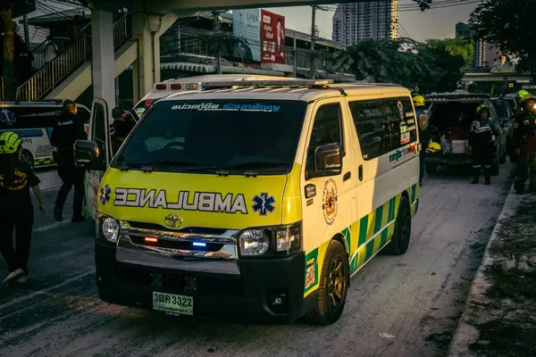 Bangkok, Tayland, 29 Mart 2025. Bangkok 'taki depremden sonra çöken bir binanın inşaat halindeki binasında ambulanslar bulunuyor. Birçok kurban hala enkaz altında..