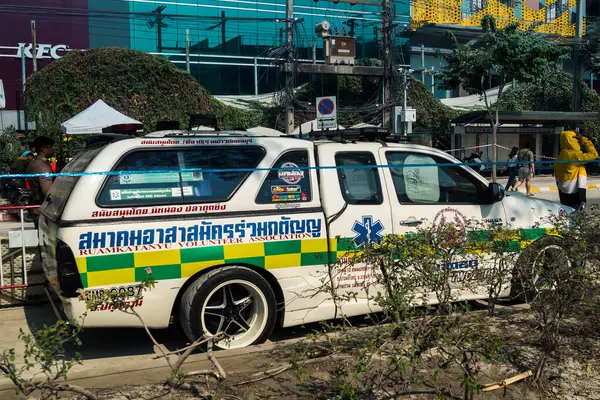 Bangkok, Tayland, 29 Mart 2025. Bangkok 'taki depremden sonra çöken bir binanın inşaat halindeki binasında ambulanslar bulunuyor. Birçok kurban hala enkaz altında..