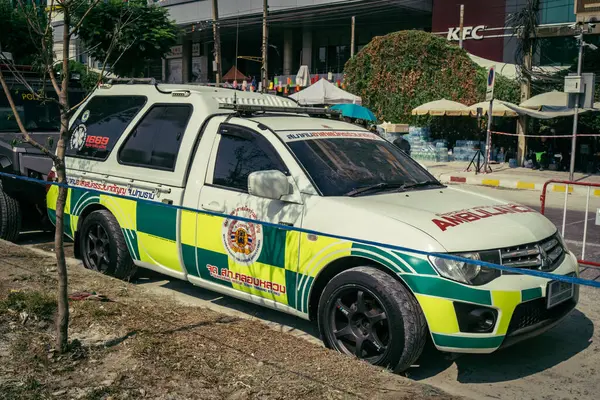 Bangkok, Tayland, 29 Mart 2025. Bangkok 'taki depremden sonra çöken bir binanın inşaat halindeki binasında ambulanslar bulunuyor. Birçok kurban hala enkaz altında..