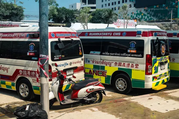 Bangkok, Tayland, 29 Mart 2025. Bangkok 'taki depremden sonra çöken bir binanın inşaat halindeki binasında ambulanslar bulunuyor. Birçok kurban hala enkaz altında..