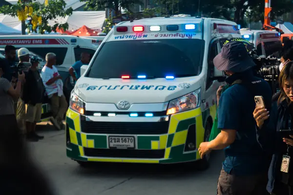 Bangkok, Tayland, 29 Mart 2025. Bangkok 'taki depremden sonra çöken bir binanın inşaat halindeki binasında ambulanslar bulunuyor. Birçok kurban hala enkaz altında..