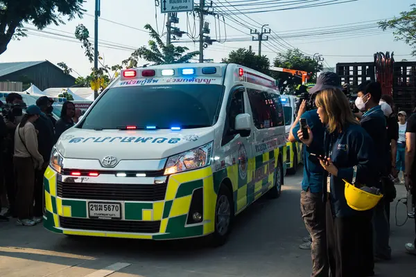 Bangkok, Tayland, 29 Mart 2025. Bangkok 'taki depremden sonra çöken bir binanın inşaat halindeki binasında ambulanslar bulunuyor. Birçok kurban hala enkaz altında..