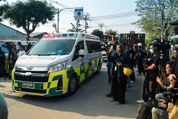 Bangkok, Tayland, 29 Mart 2025. Bangkok 'taki depremden sonra çöken bir binanın inşaat halindeki binasında ambulanslar bulunuyor. Birçok kurban hala enkaz altında..