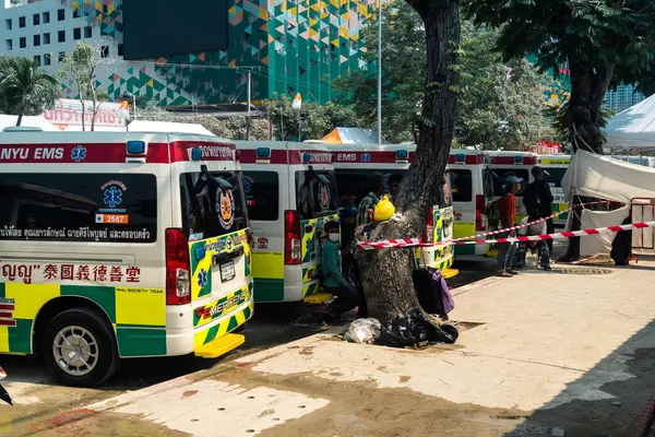 Bangkok, Tayland, 29 Mart 2025. Bangkok 'taki depremden sonra çöken bir binanın inşaat halindeki binasında ambulanslar bulunuyor. Birçok kurban hala enkaz altında..