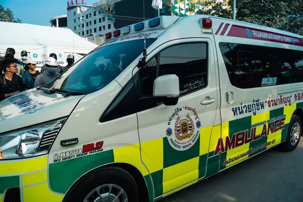 Bangkok, Tayland, 29 Mart 2025. Bangkok 'taki depremden sonra çöken bir binanın inşaat halindeki binasında ambulanslar bulunuyor. Birçok kurban hala enkaz altında..