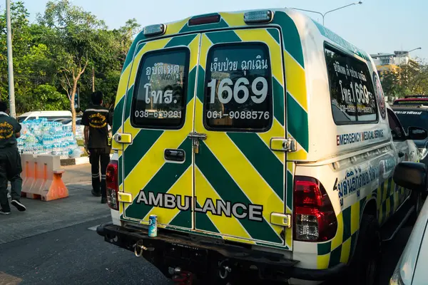 Bangkok, Tayland, 29 Mart 2025. Bangkok 'taki depremden sonra çöken bir binanın inşaat halindeki binasında ambulanslar bulunuyor. Birçok kurban hala enkaz altında..