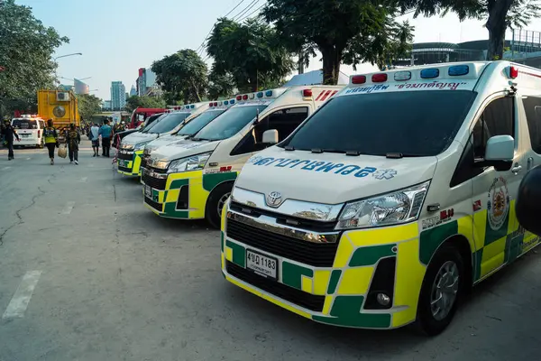 Bangkok, Tayland, 29 Mart 2025. Bangkok 'taki depremden sonra çöken bir binanın inşaat halindeki binasında ambulanslar bulunuyor. Birçok kurban hala enkaz altında..