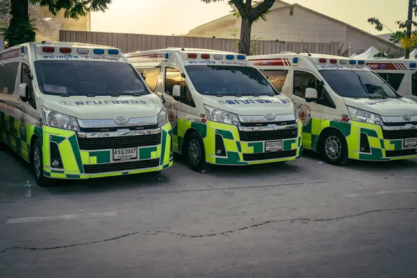 Bangkok, Tayland, 29 Mart 2025. Bangkok 'taki depremden sonra çöken bir binanın inşaat halindeki binasında ambulanslar bulunuyor. Birçok kurban hala enkaz altında..