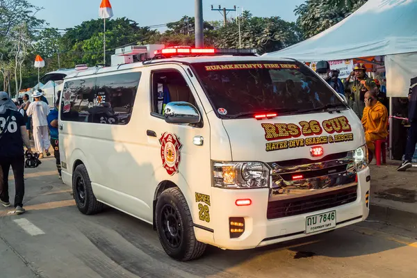 Bangkok, Tayland, 29 Mart 2025. Bangkok 'taki depremden sonra çöken bir binanın inşaat halindeki binasında ambulanslar bulunuyor. Birçok kurban hala enkaz altında..