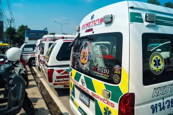 Bangkok, Tayland, 29 Mart 2025. Bangkok 'taki depremden sonra çöken bir binanın inşaat halindeki binasında ambulanslar bulunuyor. Birçok kurban hala enkaz altında..