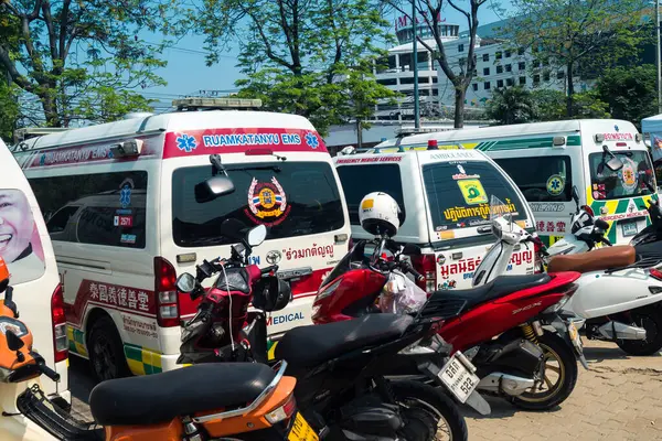 Bangkok, Tayland, 29 Mart 2025. Bangkok 'taki depremden sonra çöken bir binanın inşaat halindeki binasında ambulanslar bulunuyor. Birçok kurban hala enkaz altında..