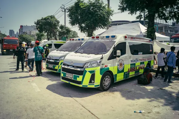 Bangkok, Tayland, 29 Mart 2025. Bangkok 'taki depremden sonra çöken bir binanın inşaat halindeki binasında ambulanslar bulunuyor. Birçok kurban hala enkaz altında..