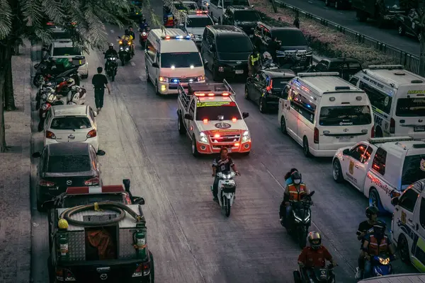 Bangkok, Tayland, 29 Mart 2025. Bangkok 'taki depremden sonra çöken bir binanın şantiyesine itfaiyeciler sevk edildi. Birçok kurban hala enkaz altında..