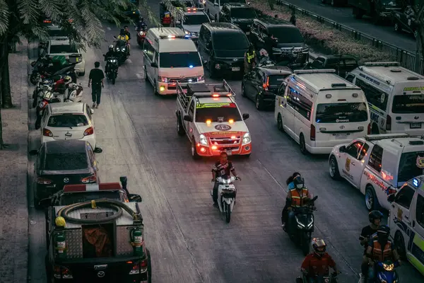 Bangkok, Tayland, 29 Mart 2025. Bangkok 'taki depremden sonra çöken bir binanın şantiyesine itfaiyeciler sevk edildi. Birçok kurban hala enkaz altında..