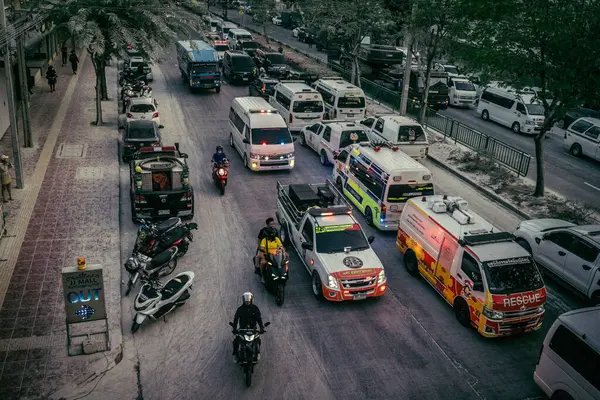 Bangkok, Tayland, 29 Mart 2025. Bangkok 'taki depremden sonra çöken bir binanın şantiyesine itfaiyeciler sevk edildi. Birçok kurban hala enkaz altında..