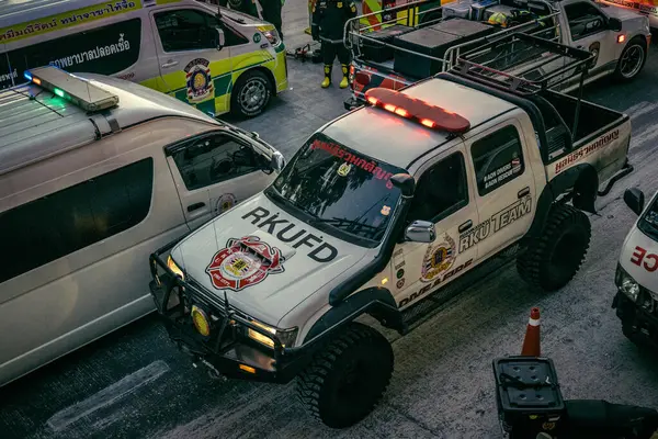 Bangkok, Tayland, 29 Mart 2025. Bangkok 'taki depremden sonra çöken bir binanın şantiyesine itfaiyeciler sevk edildi. Birçok kurban hala enkaz altında..