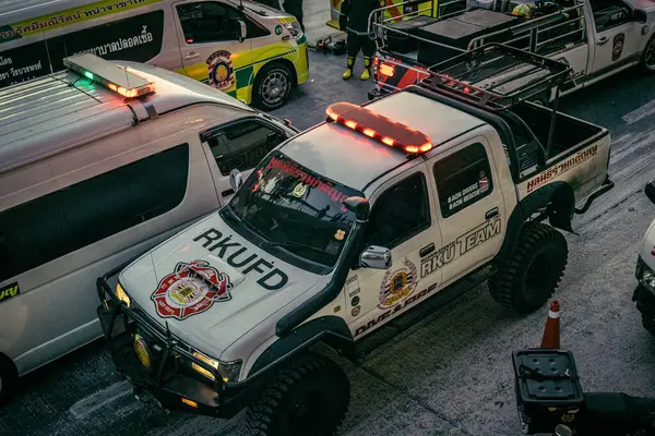 Bangkok, Tayland, 29 Mart 2025. Bangkok 'taki depremden sonra çöken bir binanın şantiyesine itfaiyeciler sevk edildi. Birçok kurban hala enkaz altında..