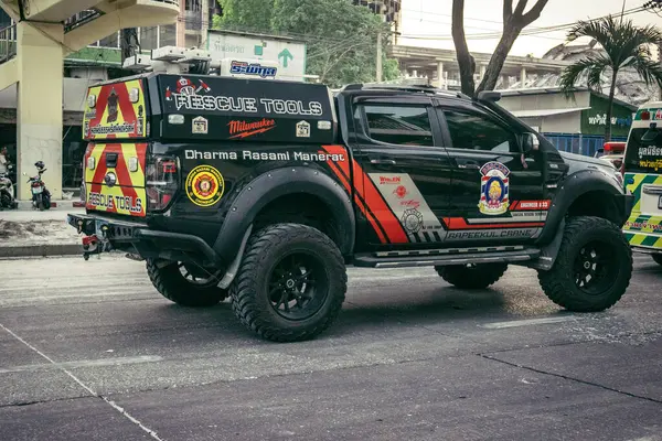 Bangkok, Tayland, 29 Mart 2025. Bangkok 'taki depremden sonra çöken bir binanın şantiyesine itfaiyeciler sevk edildi. Birçok kurban hala enkaz altında..